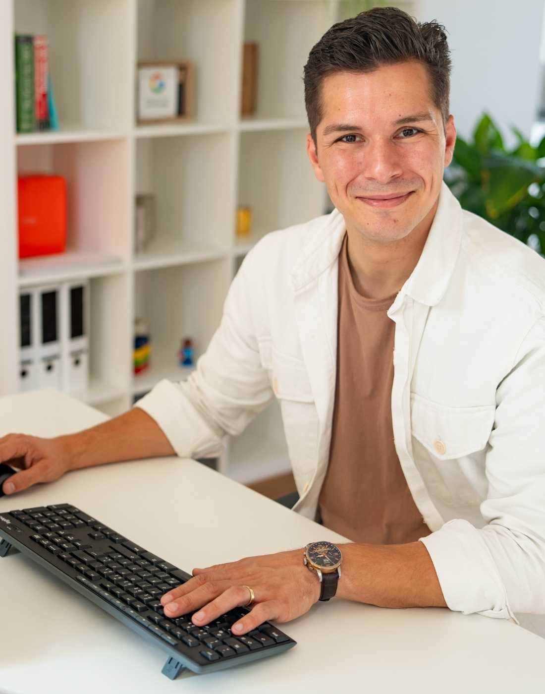 Bild des Büros der Therapiegold-Praxis mit Michel Menzel am Schreibtisch in Oldenburg