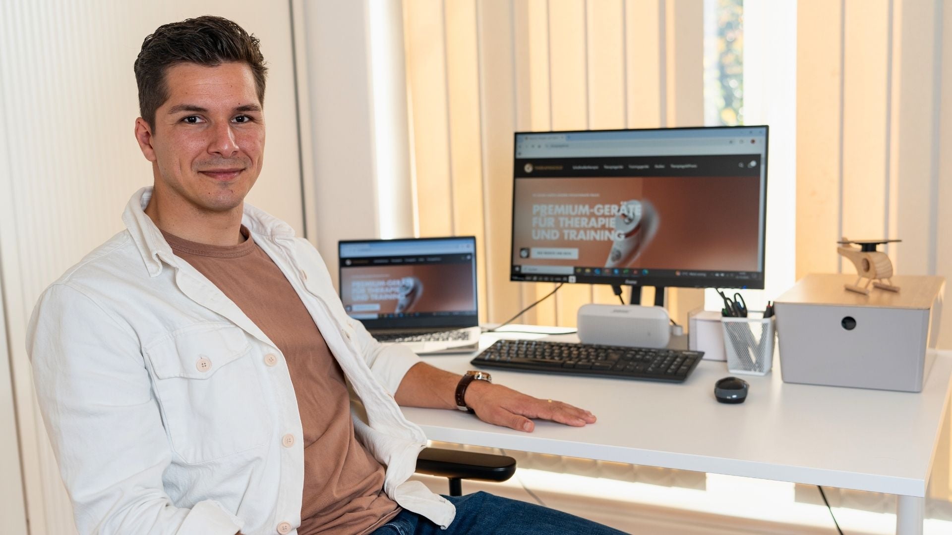 Michel Menzel von Therapiegold präsentiert die Anwendung der Schallwellentherapie für Training und Fitness.