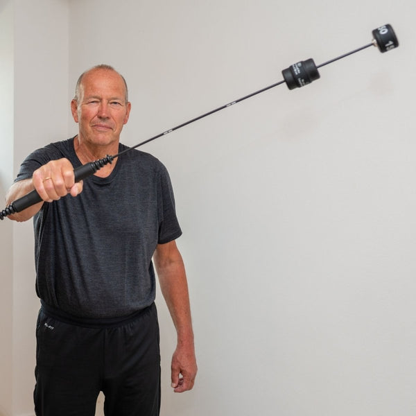 Ein Mann trainiert mit dem Haider Bioswing, einem Therapiegerät zur Verbesserung von Faszienmobilität, Koordination und Körperstabilität.