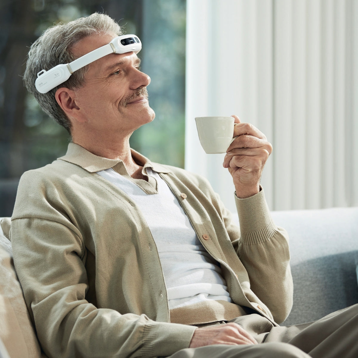 HERZION Anwendung in der Morgenroutine – mentaler Fokus beim Kaffee – Therapiegold