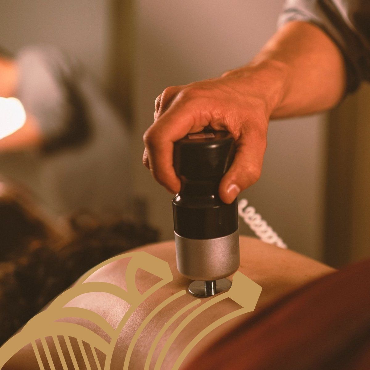 Frau bei Schallwellentherapie mit Evosonics SoundWave PRO – Entspannung und Regeneration – Therapiegold