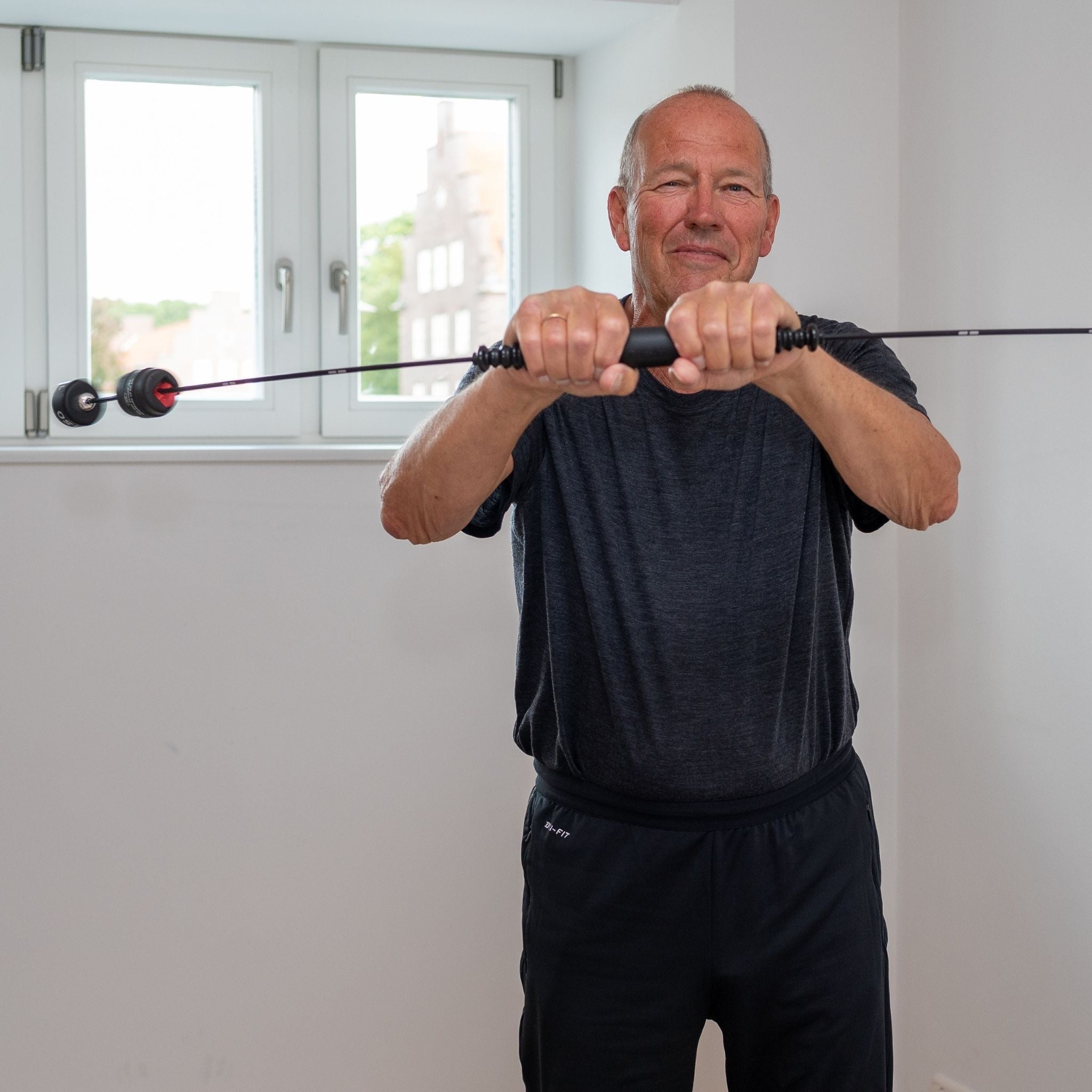 Haider Bioswing Anwendung mit Armen vor dem Körper – Rückentraining – Therapiegold