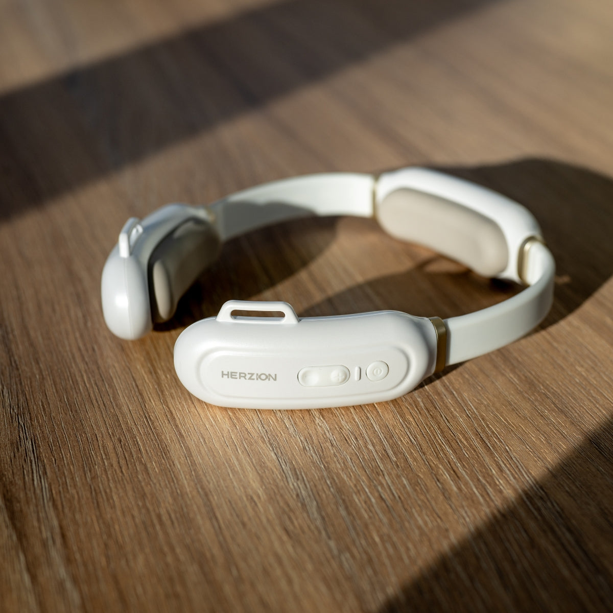 HERZION Kopfband Seitenansicht – kompaktes Design für den Alltag – Therapiegold